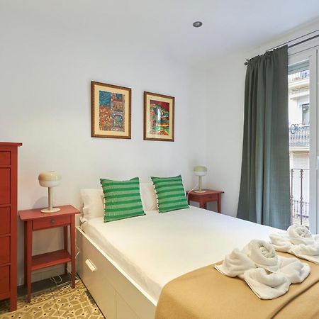 64 Apartment In A Typical Barcelona'S Old Building Exterior photo