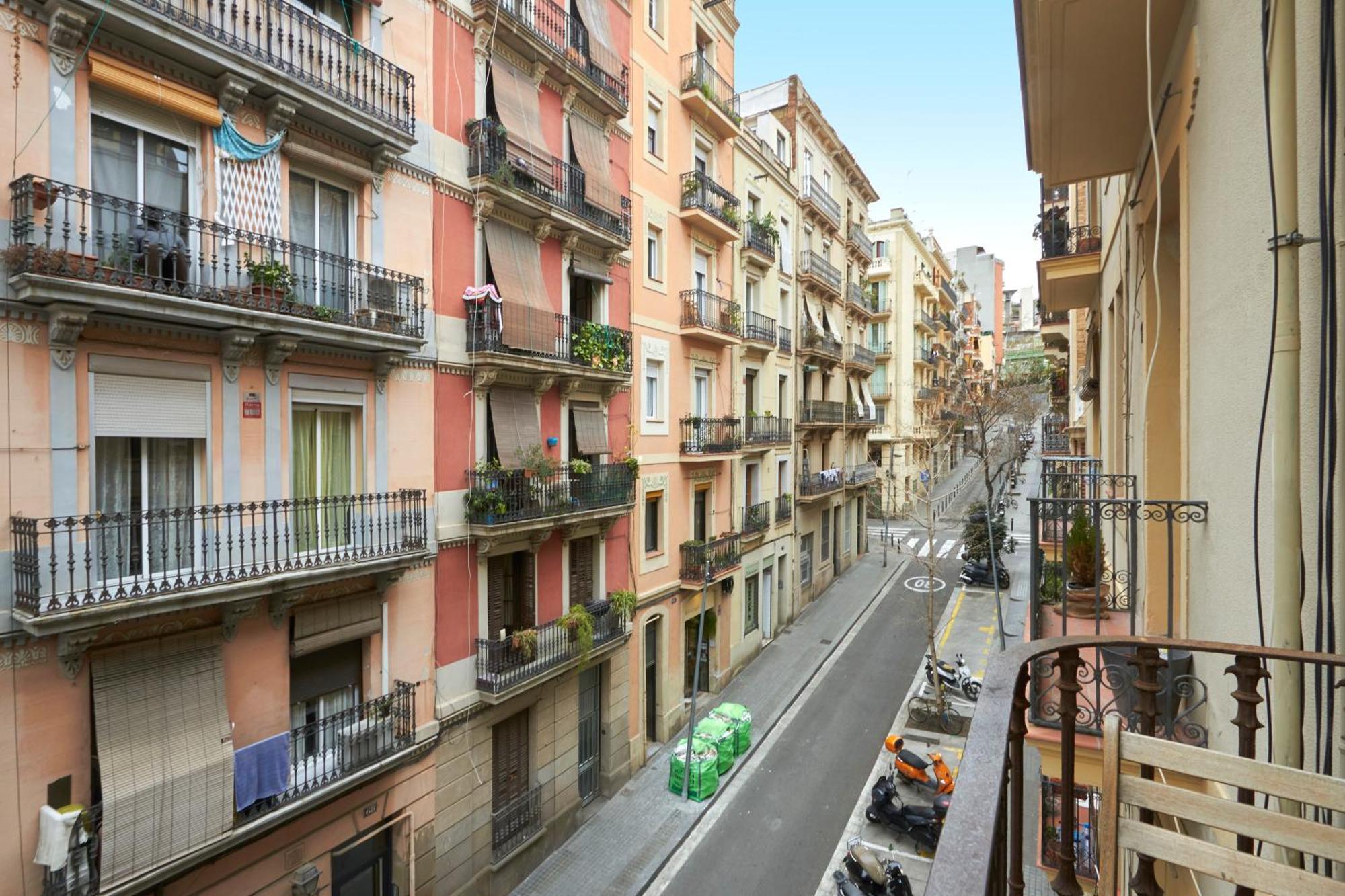 64 Apartment In A Typical Barcelona'S Old Building Exterior photo