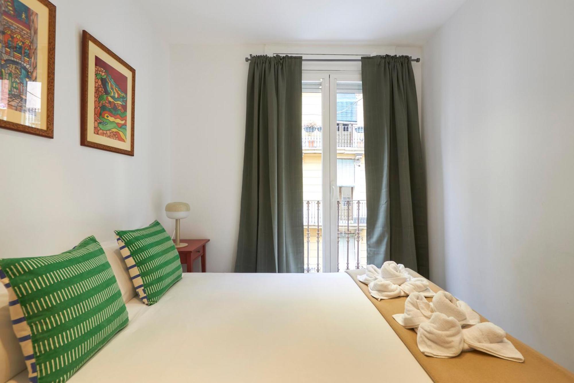 64 Apartment In A Typical Barcelona'S Old Building Exterior photo