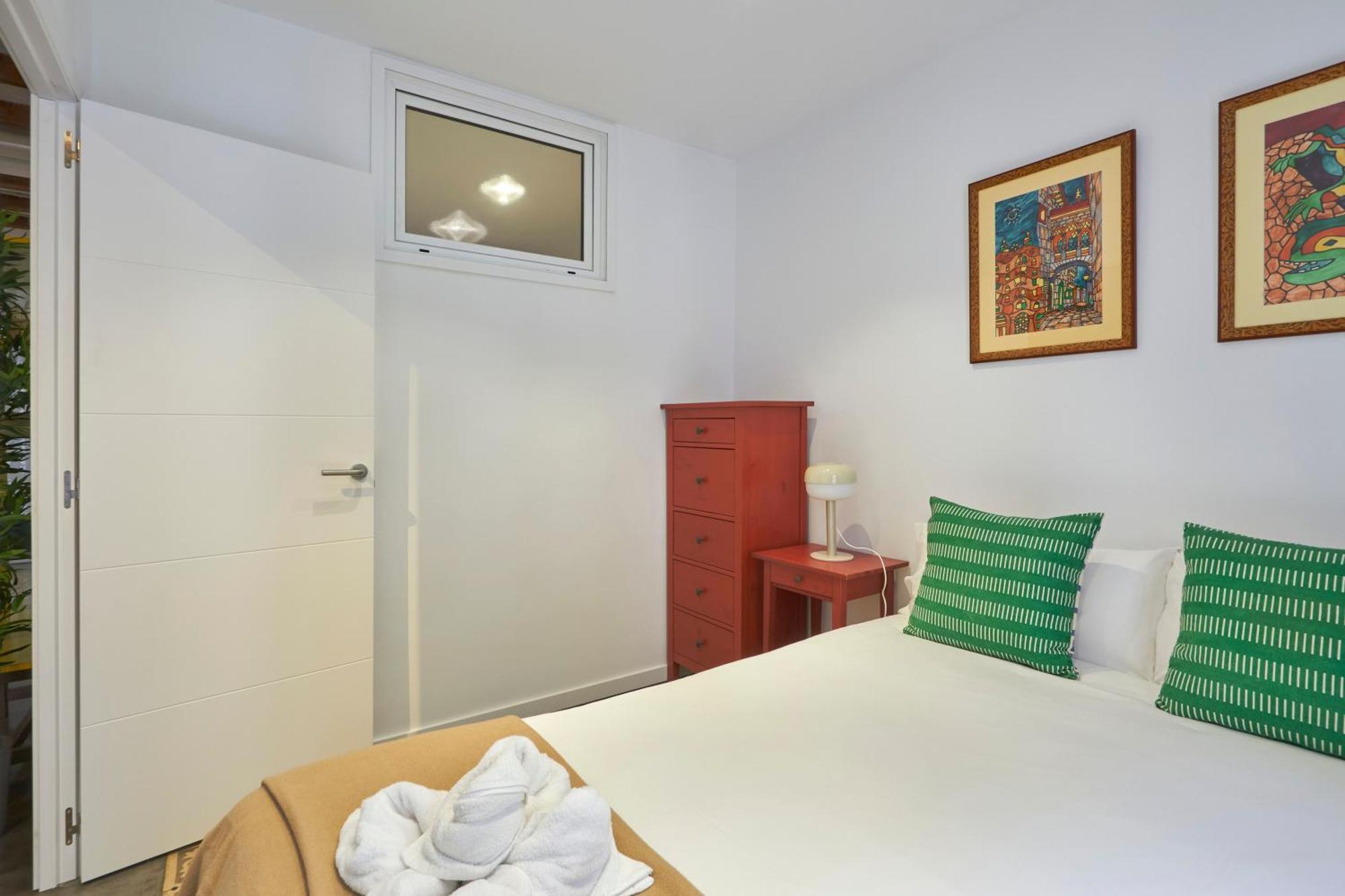 64 Apartment In A Typical Barcelona'S Old Building Exterior photo