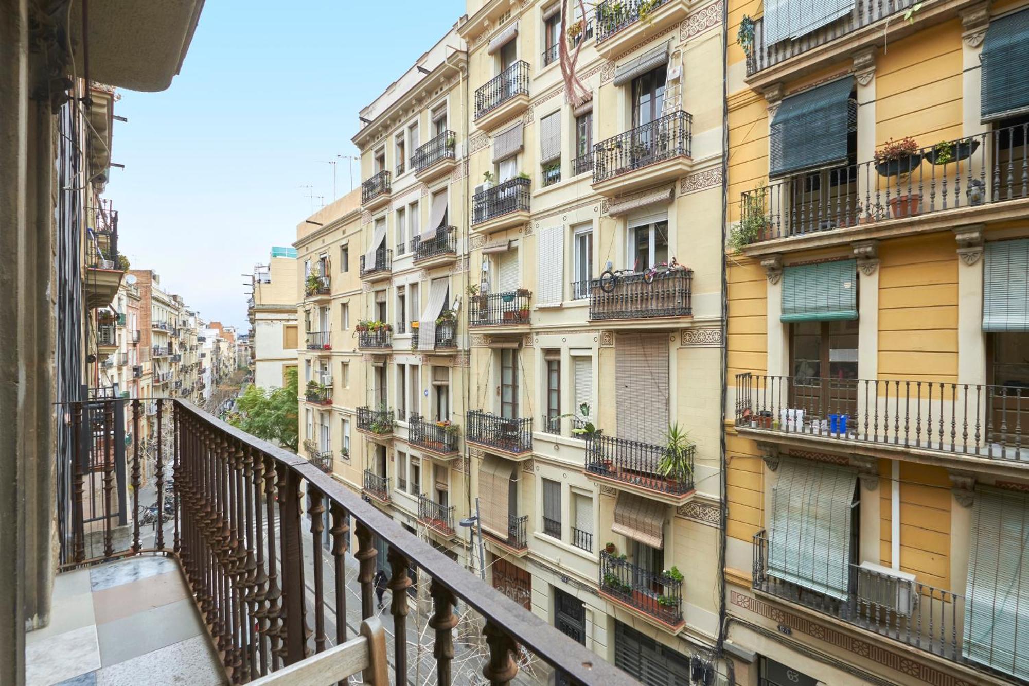 64 Apartment In A Typical Barcelona'S Old Building Exterior photo